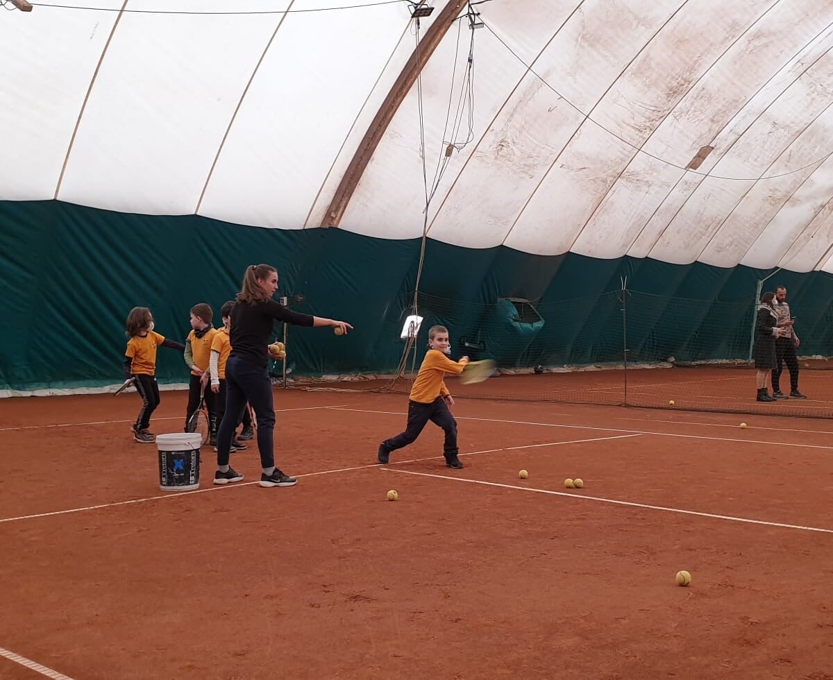 277761719_5146452265400294_43699075437340300_n-1200x980 Tenis la Școala Spectrum