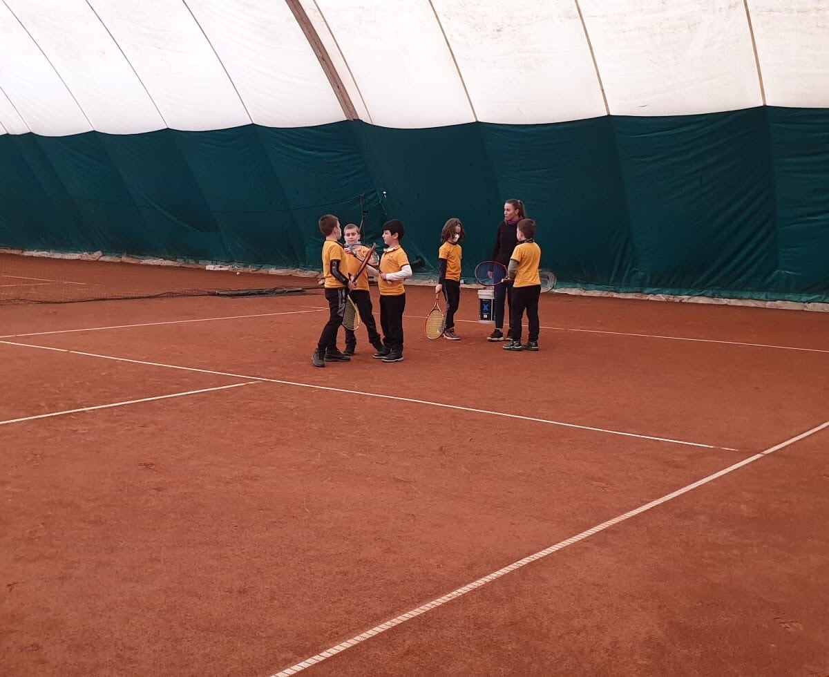 277762473_5146452648733589_3029621488848409547_n-1200x980 Tenis la Școala Spectrum