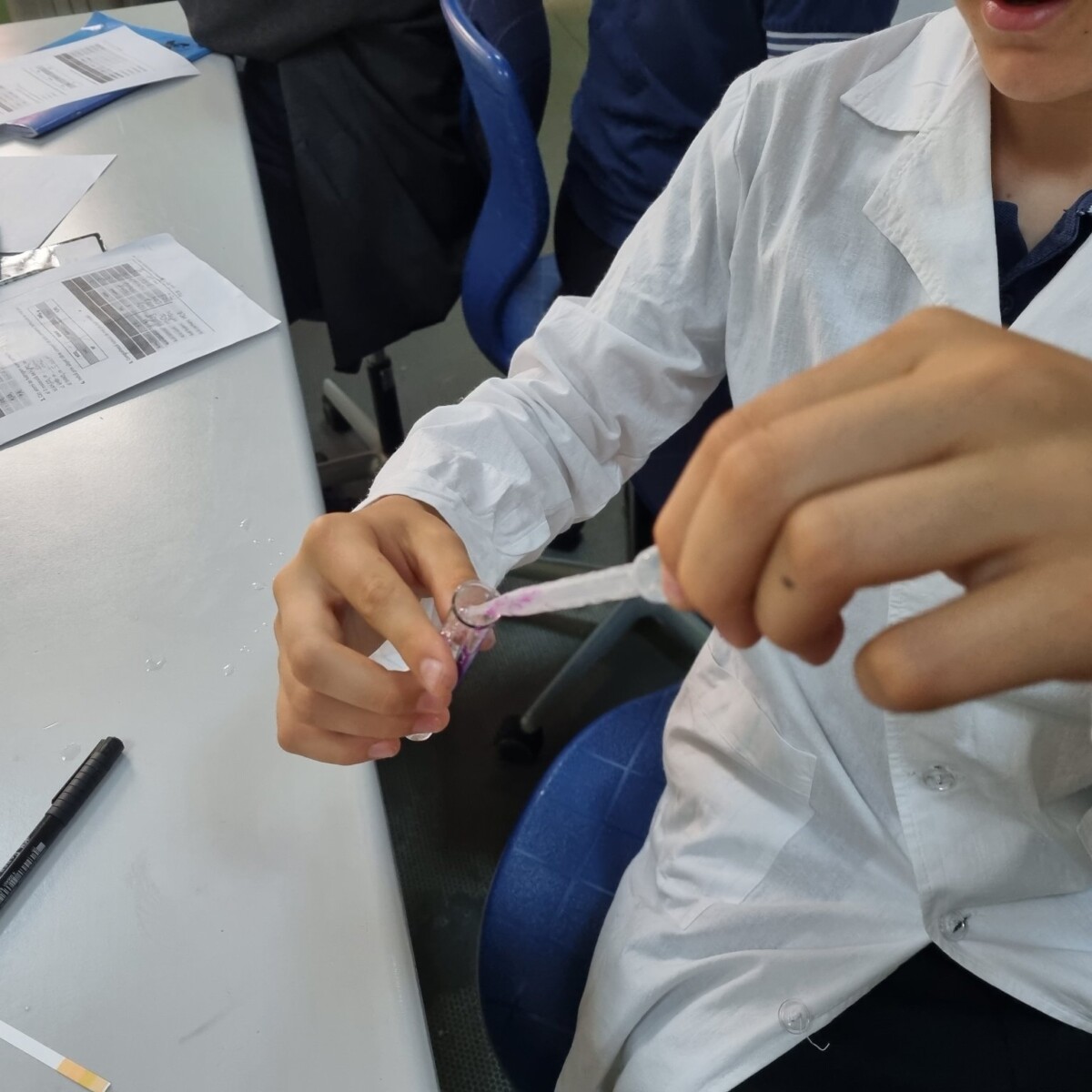 282470207_5304483152930537_8052255716484065736_n-1200x1200 Clasa a VII a - ora de chimie