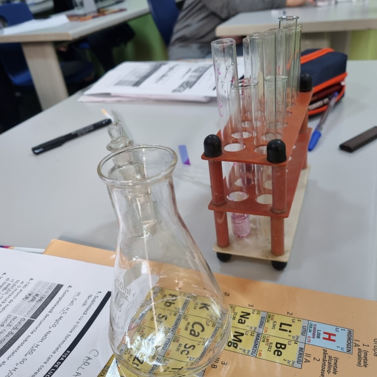 282665755_5304482786263907_7268907793659811733_n-1200x1200 Clasa a VII a - ora de chimie