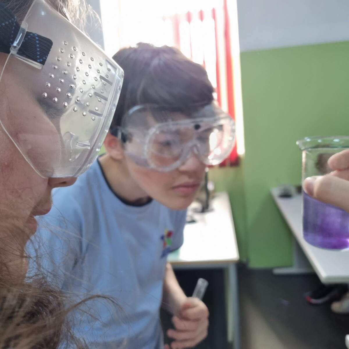282775499_5304482662930586_4883502274947162877_n-1200x1200 Clasa a VII a - ora de chimie