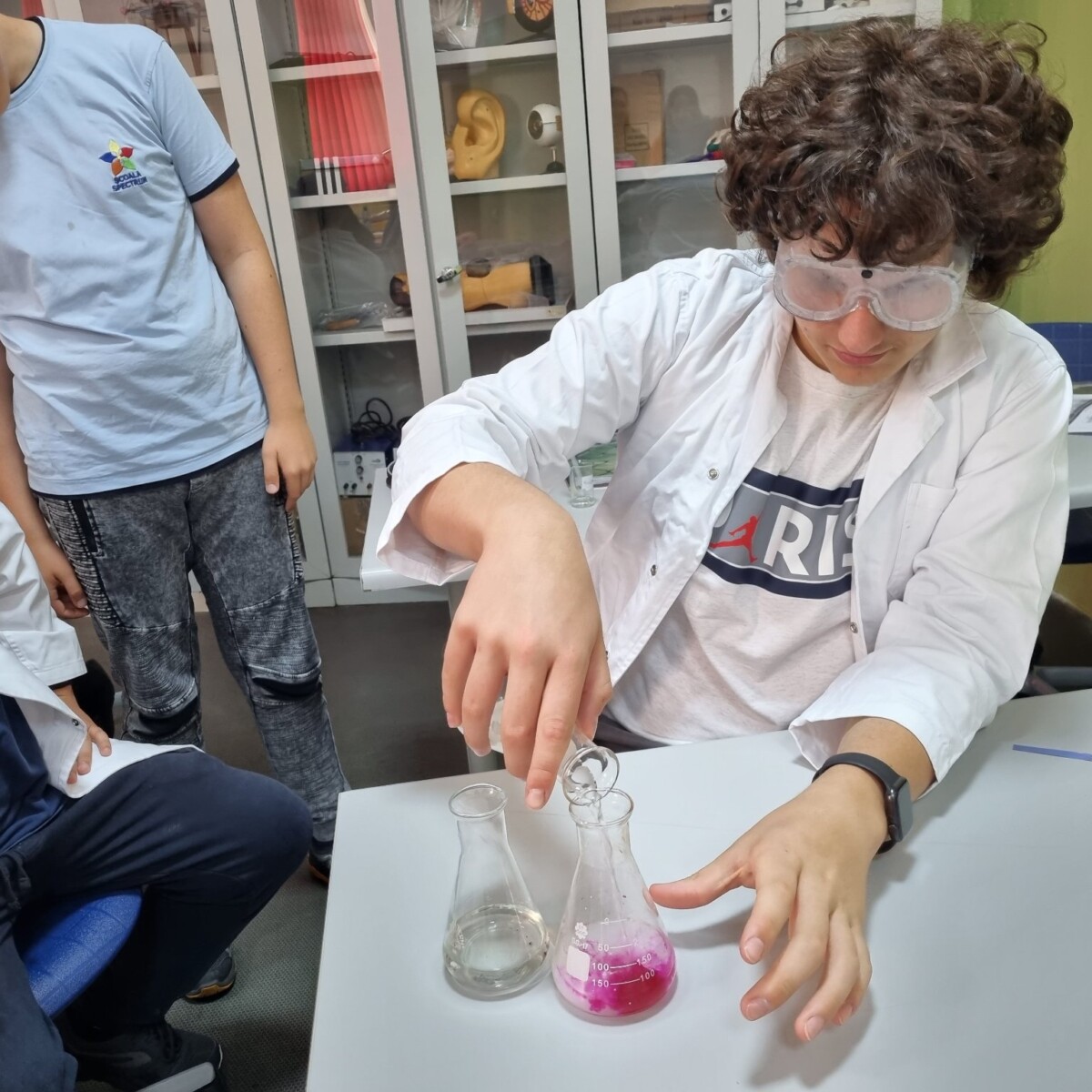 283787858_5304482439597275_2298574610587493632_n-1200x1200 Clasa a VII a - ora de chimie