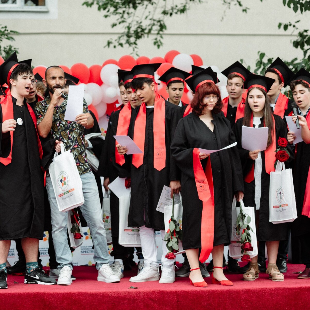 283959779_5324529350925917_2071965700261784373_n-1200x1200 FESTIVITATE 2022 👩🎓🧑🎓👨🎓