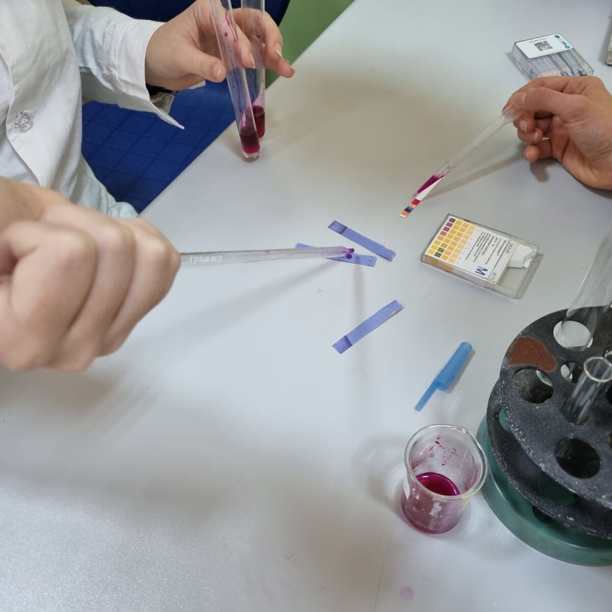 284560757_5304482202930632_3036653244612087798_n-1200x1200 Clasa a VII a - ora de chimie