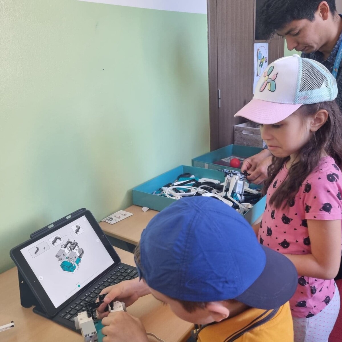288958082_5382886991756819_4336747546334895781_n-1200x1200 Clubul de robotică