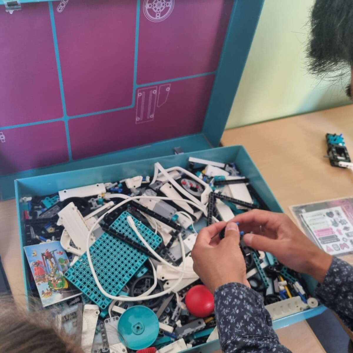 289552073_5382887121756806_7316541260371568136_n-1200x1200 Clubul de robotică