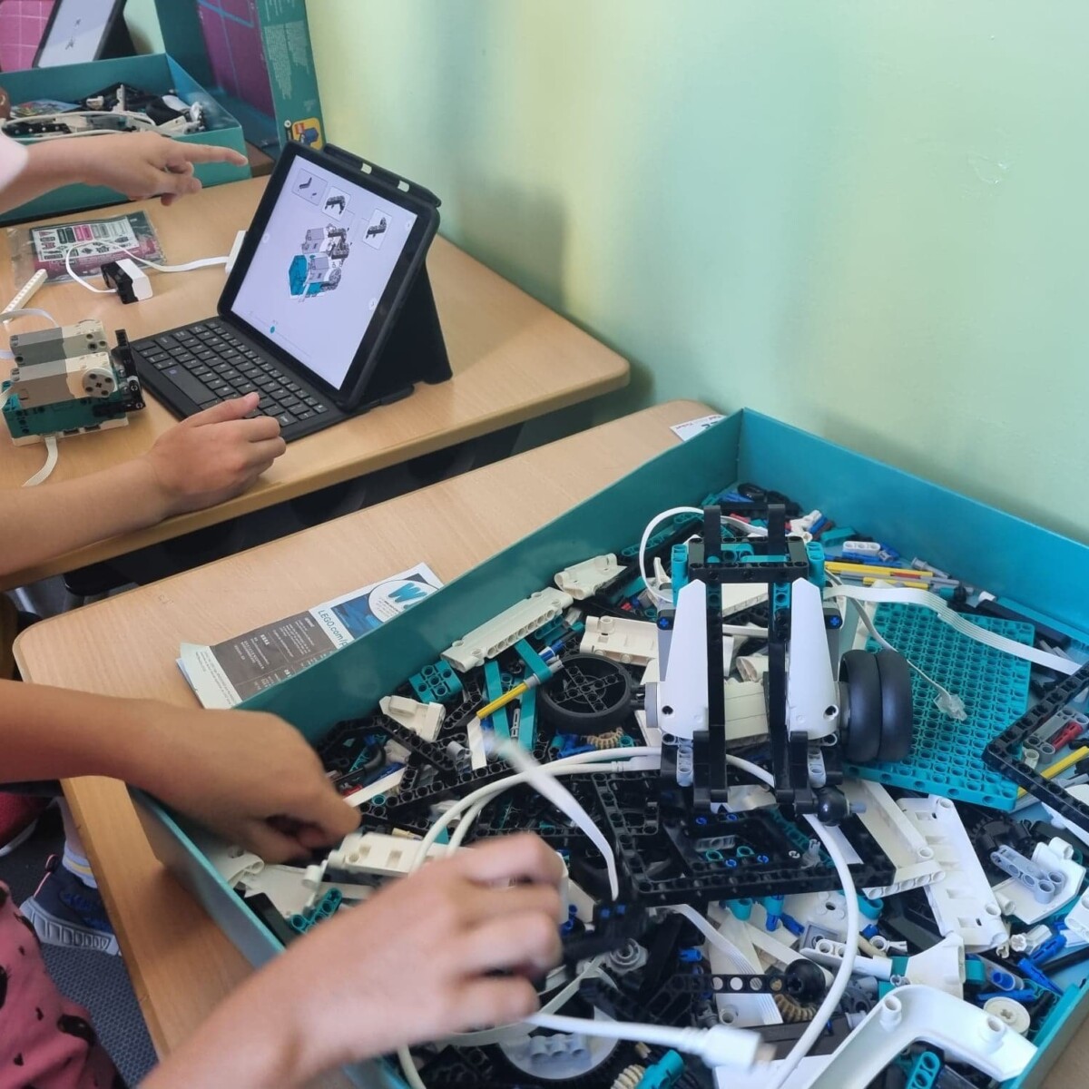 289986515_5382887215090130_2071521352988148985_n-1200x1200 Clubul de robotică